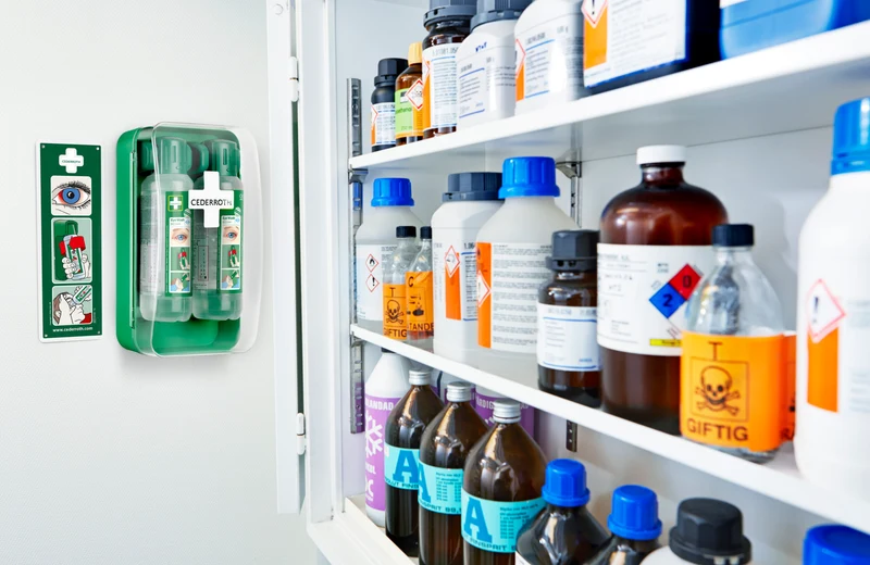 Cederroth Augendusche Wandhalter Eye-Wash-Cabinet mit Anleitungstafel